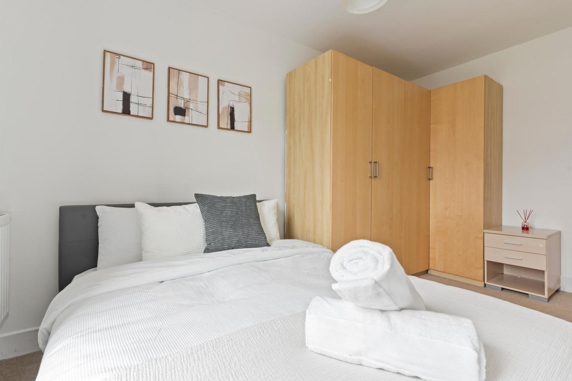 Spacious And Comfy 3 Bedroom House In Centre *